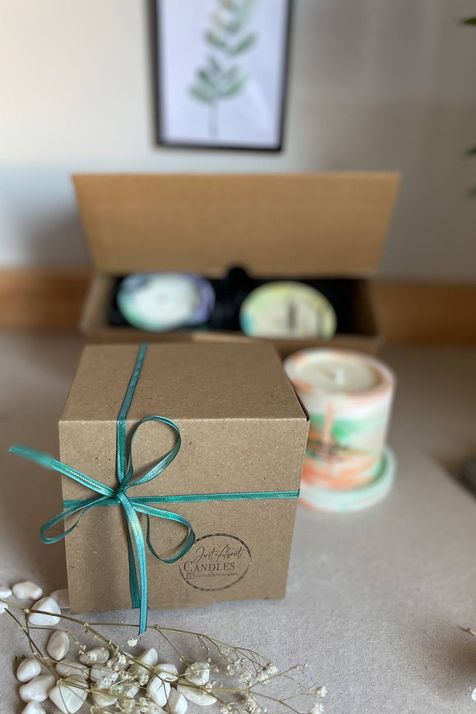 Batik Desenli Beton Kapta Sandal Ağacı Kokulu Vegan Mum
