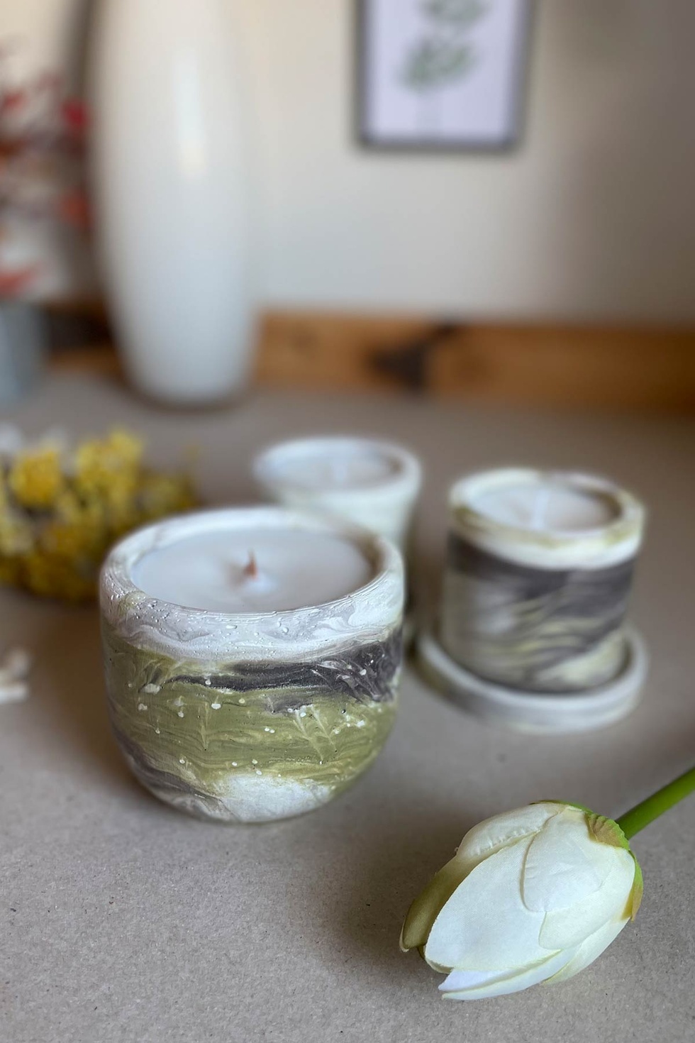 Batik Desenli Beton Kapta Sandal Ağacı Kokulu Vegan Mum