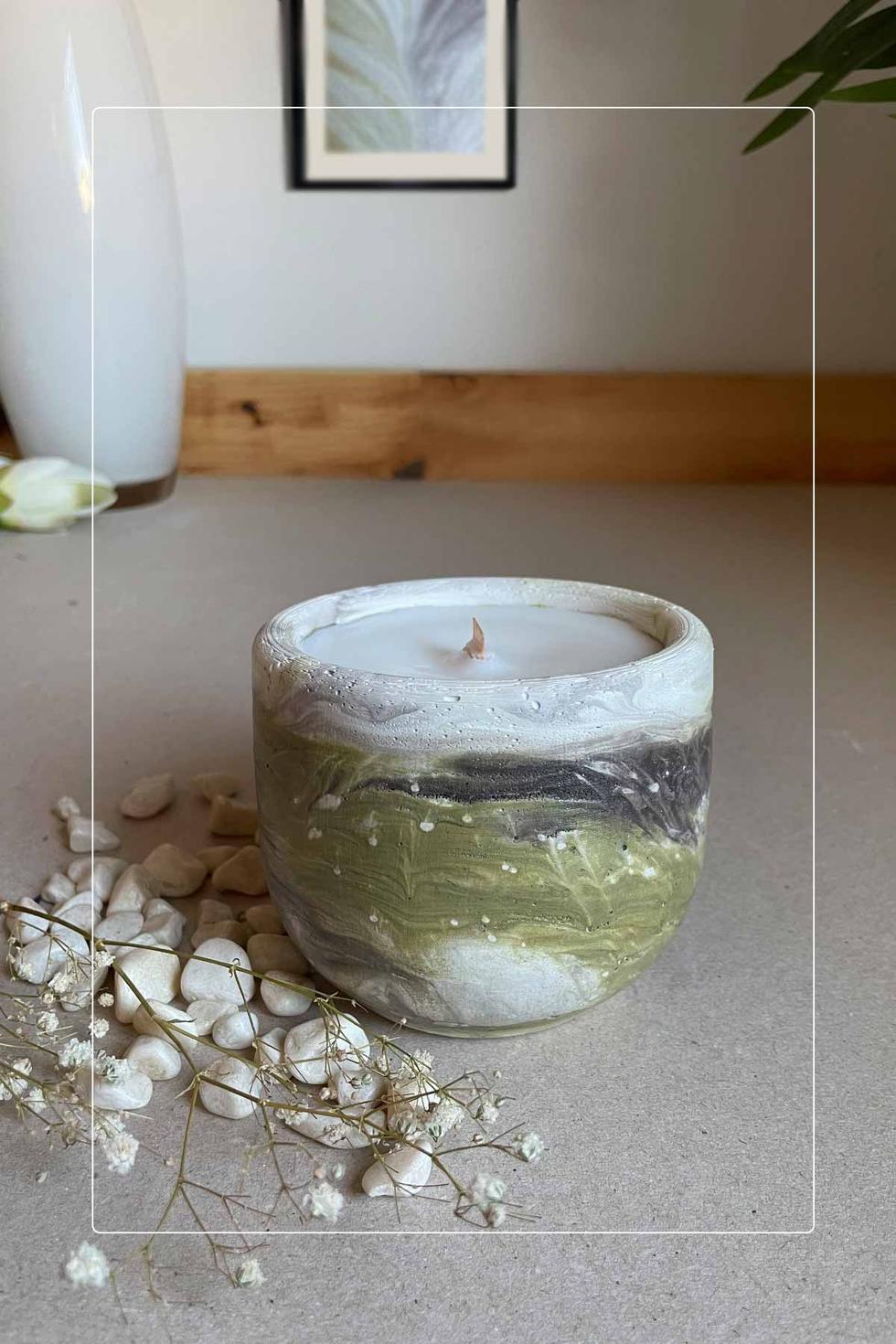 Batik Desenli Beton Kapta Sandal Ağacı Kokulu Vegan Mum
