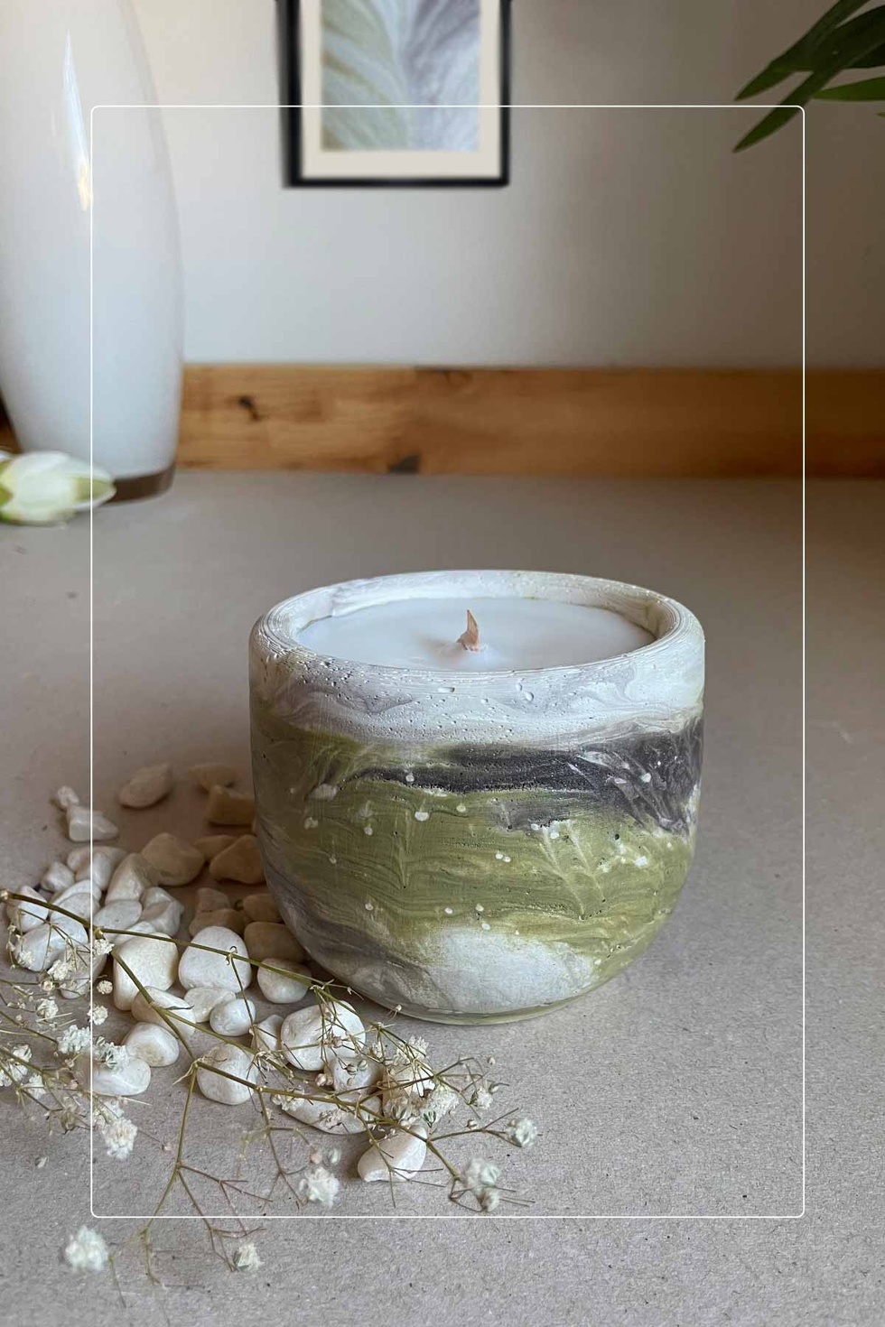 Batik Desenli Beton Kapta Sandal Ağacı Kokulu Vegan Mum