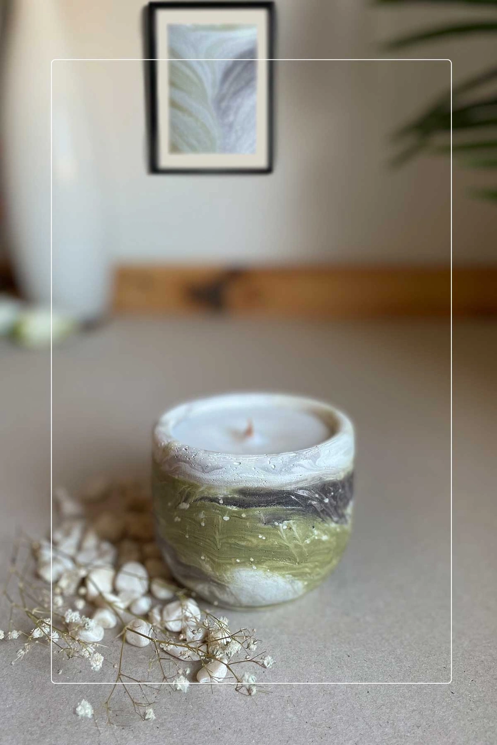 Batik Desenli Beton Kapta Sandal Ağacı Kokulu Vegan Mum