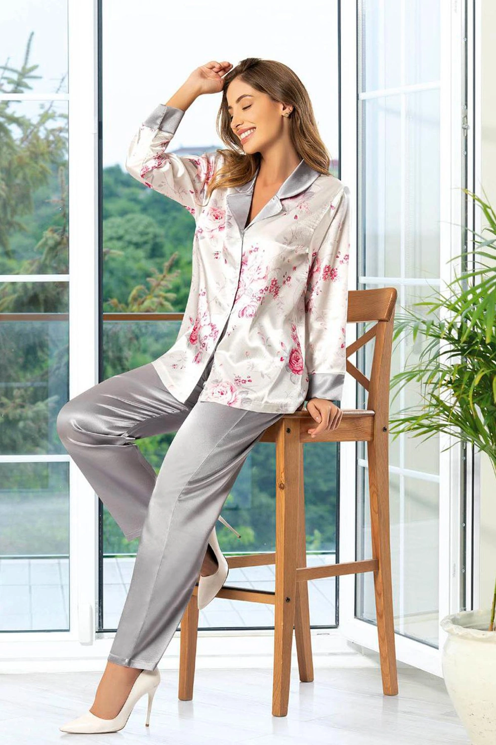 Çiçek Desenli Uzun Kollu Düğmeli Gri Saten Pijama Takımı