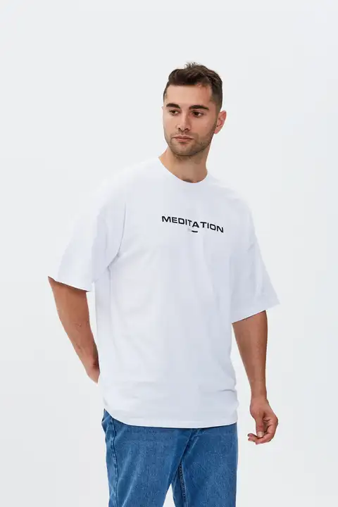 Beyaz Meditation Baskılı Oversize Tişört