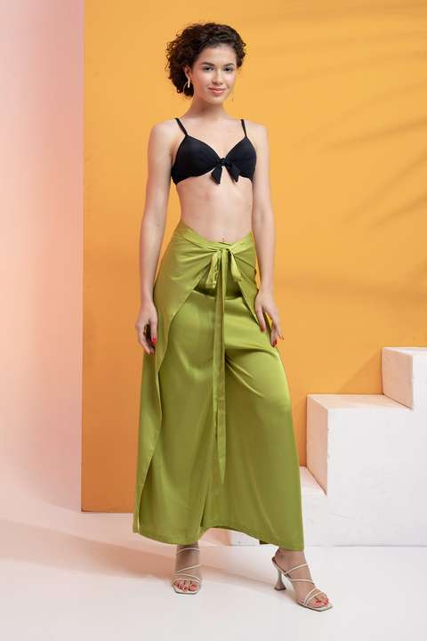Fıstık Yeşili Pantolon ve Tulum Olarak Kullanılan Çok Yönlü Plaj Kıyafeti