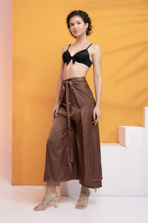 Kahverengi Pantolon ve Tulum Olarak Kullanılan Çok Yönlü Plaj Kıyafeti